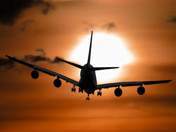El 61 % cambia sus hábitos al viajar: gasta más y altera sus rutinas