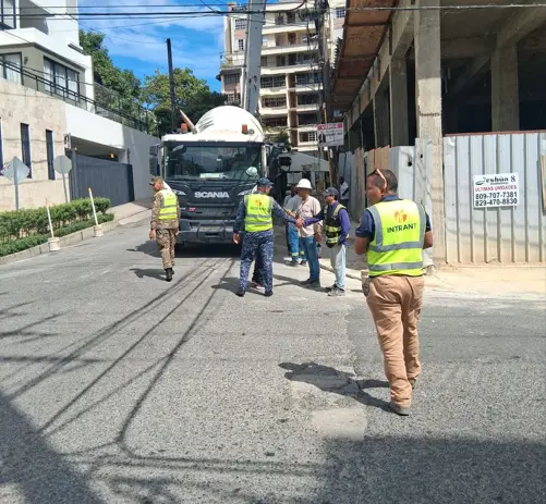 INTRANT multa a 15 empresas constructoras por obstrucción de la vía pública