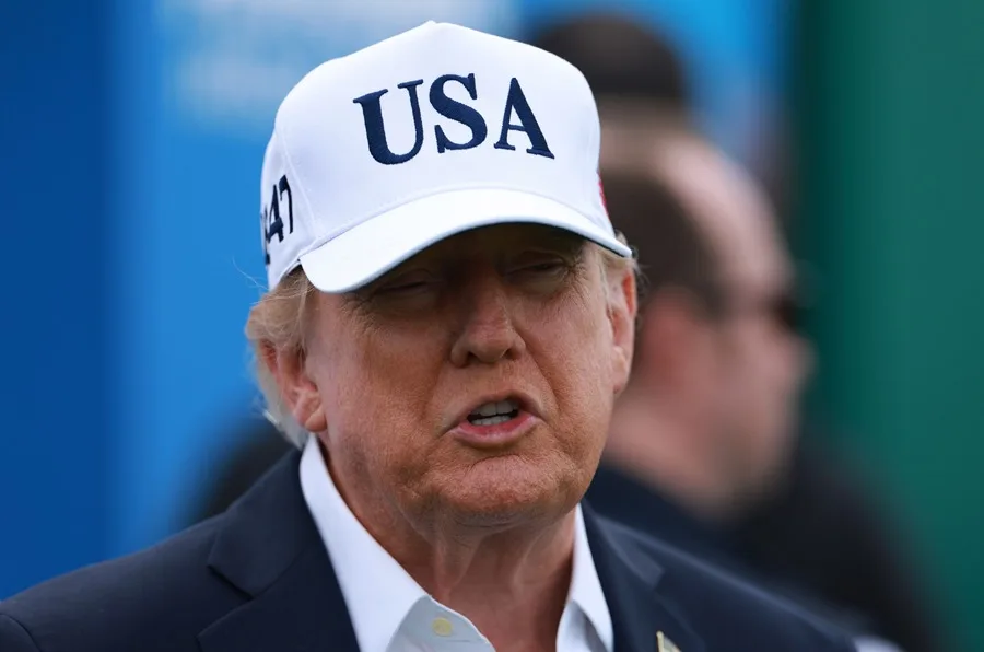 El presidente de Estados Unidos, Donald Trump, habla con los medios durante un torneo de golf, este 13 de septiembre de 2026, en Doonbeg (Irlanda). EFE/Neil Hall