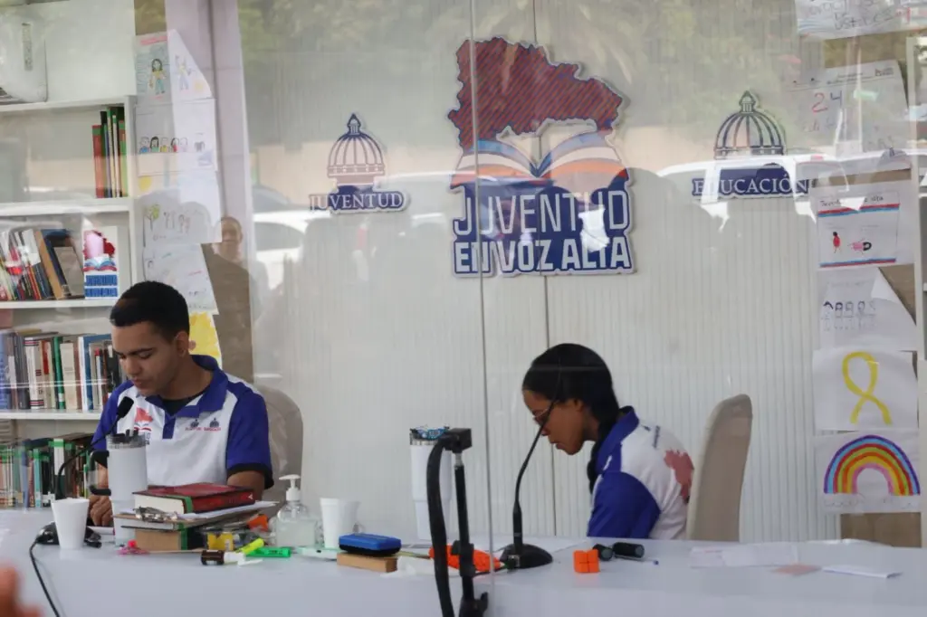Jóvenes se acercan a la meta de 480 horas de lectura en voz alta para recuperar Récord Guinness