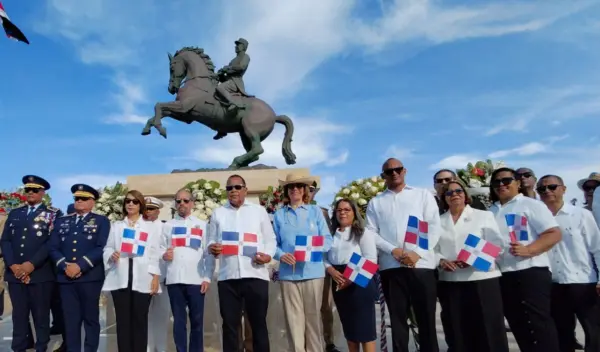 Juan Pablo Uribe, presidente de Efemérides Patrias junto a autoridades civiles y militares.