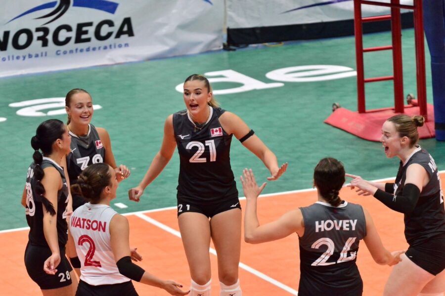 LAS MUCHACHAS DE CANADA CELEBRAN TRIUNFO