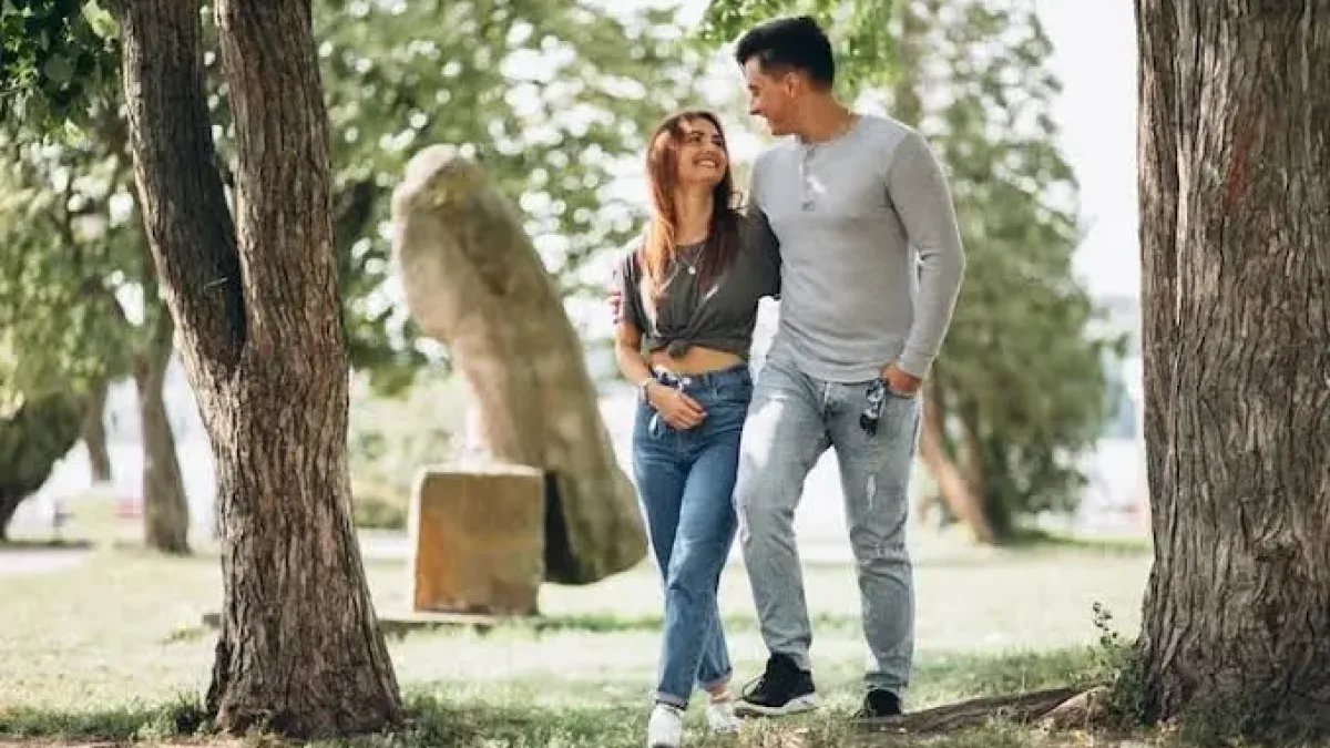 El 44% de los solteros consideraría salir con alguien más joven