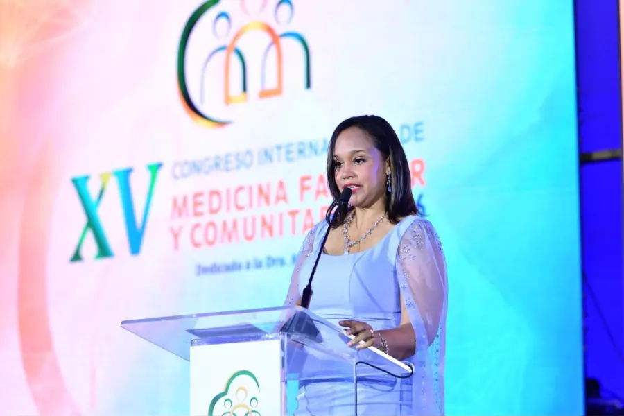 La presidente de Sodomefyc, Wendy Rosario, explicó que fortalecer la Atención Primaria implica superar un modelo centrado principalmente en referir pacientes. Fuente externa.