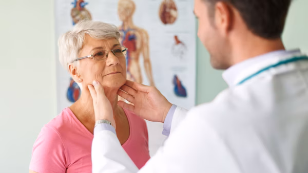 Los ganglios inflamados por infección suelen doler, mientras que los asociados al cáncer por lo general no generan molestia (Freepik)