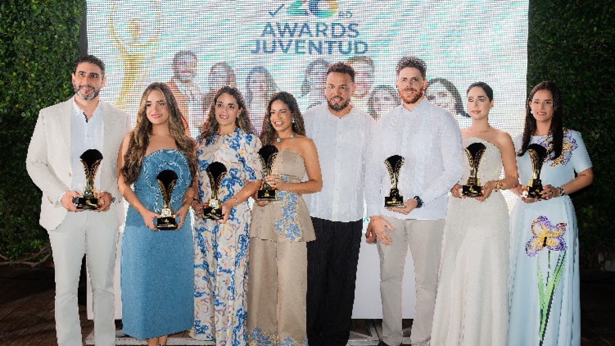 Jóvenes profesionales y empresarios dominicanos galardonados en la ceremonia de Juventud Awards 2026