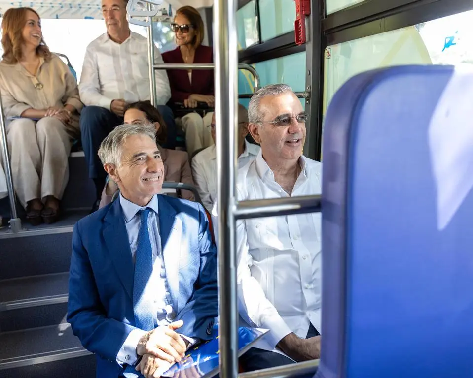 Ciudad Colonial estrena autobuses eléctricos y reabre el Alcázar de Colón tras su renovación