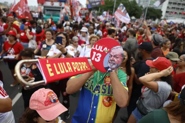 Seguidores del presidente de Brasil, Luiz Inácio Lula da Silva, se manifiestan en la playa de Copacabana este domingo, en Río de Janeiro (Brasil). EFE/ Antonio Lacerda