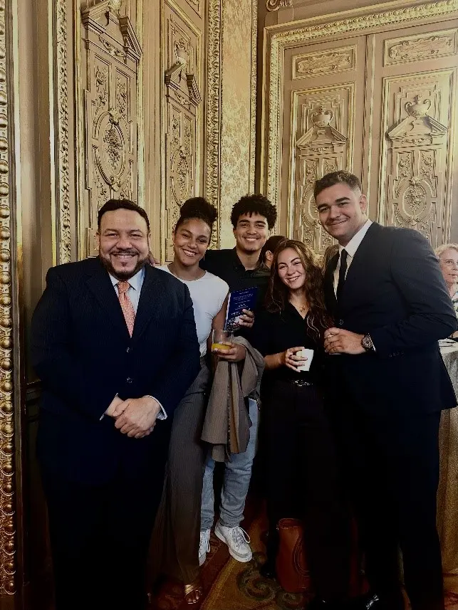 Miguel Reyes Sánchez con estudiantes de la universidad Complutense de Madrid, participantes en el evento. Entre ellos la dominicana Alba Fernández.