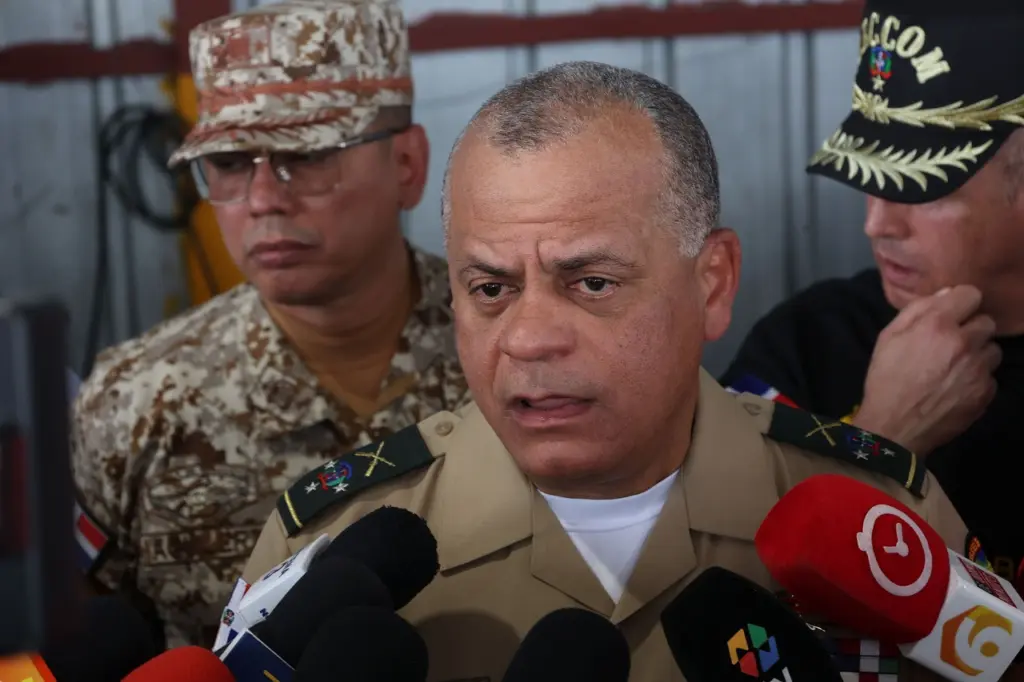 Ministro de Defensa, teniente general Carlos Antonio Fernández Onofre, explicó que los productos ilícitos fueron interceptados en distintos puntos del país. Alexis Monegro.