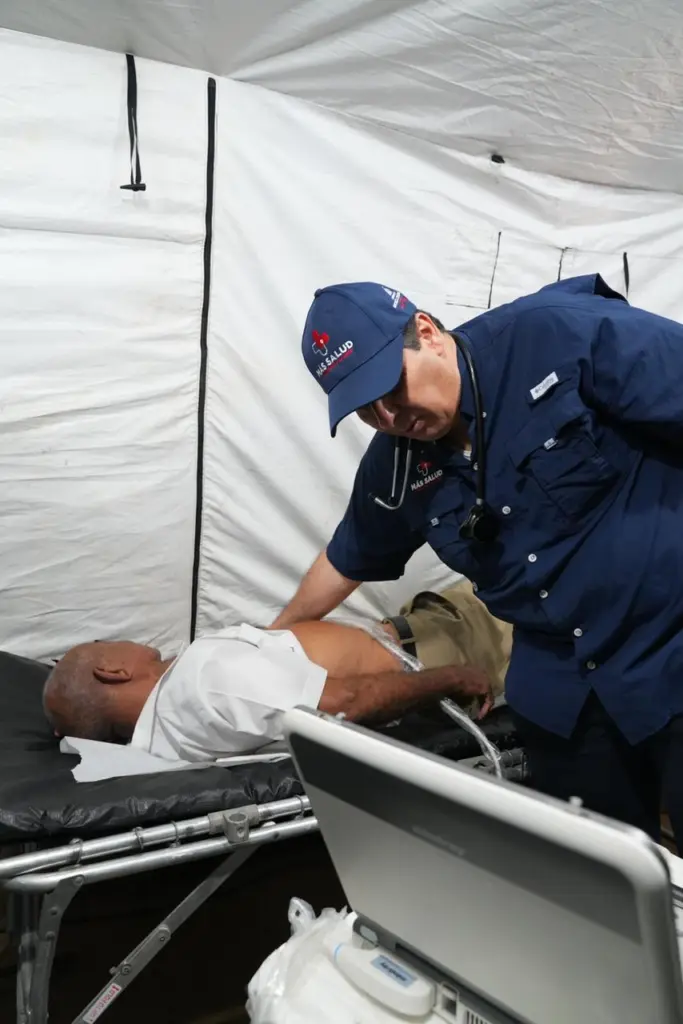 Ministro de Salud, Víctor Atallah revisando un paciente.