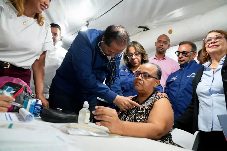 Ministro de Salud revisando a una persona en jornada gratuita que desarrolló la entidad en La Romana.