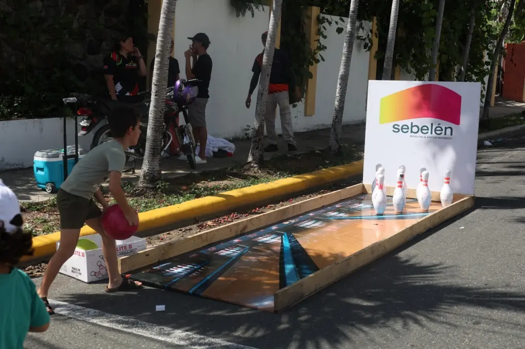 Niño jugando en uno de los espacios habilitados en la calle, en el sector Piantini. José Francisco.