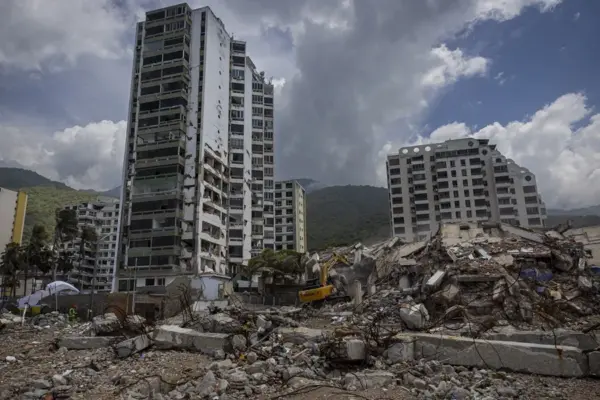 Maquinaria pesada remueve escombros en edificios afectados por el doble terremoto del 24 de junio, en Caraballeda (Venezuela). EFE/ Miguel Gutiérrez