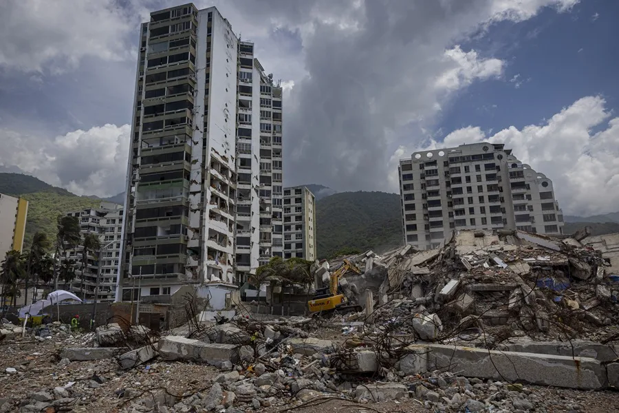 Maquinaria pesada remueve escombros en edificios afectados por el doble terremoto del 24 de junio, en Caraballeda (Venezuela). EFE/ Miguel Gutiérrez