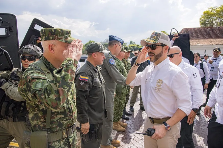 Fotografía cedida por la Presidencia de Colombia que muestra a su mandatario, Abelardo de la Espriella (d), durante su llegada a un Consejo de Seguridad este sábado, en Cali (Colombia). EFE/ Presidencia de Colombia