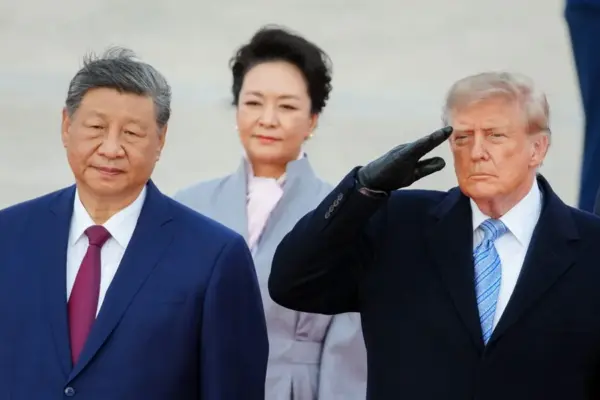 El presidente chino Xi Jinping (izq.), la primera dama china Peng Liyuan (centro) y el presidente estadounidense Donald Trump (der.) permanecen de pie durante una ceremonia de bienvenida en la Base Conjunta Andrews, Maryland, EE. UU., el 23 de septiembre de 2026. EFE/EPA/Al Drago / POOL