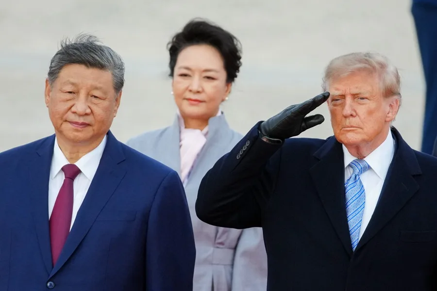 El presidente chino Xi Jinping (izq.), la primera dama china Peng Liyuan (centro) y el presidente estadounidense Donald Trump (der.) permanecen de pie durante una ceremonia de bienvenida en la Base Conjunta Andrews, Maryland, EE. UU., el 23 de septiembre de 2026. EFE/EPA/Al Drago / POOL