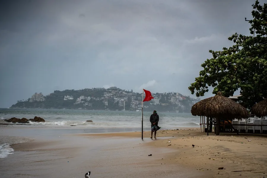 Una persona observa el oleaje provocado por el paso del huracán 'Polo' en el balneario de Acapulco en Guerrero (México). EFE/David Guzmán