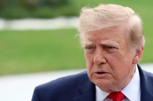 El presidente de Estados Unidos Donald Trump habla desde la Casa Blanca este sábado en Washington (EE.UU.). EFE/ Octavio Guzmán