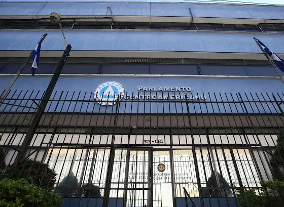 PARLACEN aprueba resolución impulsada por la diputada Silvia García para regular el uso de tecnología en niños y adolescentes
