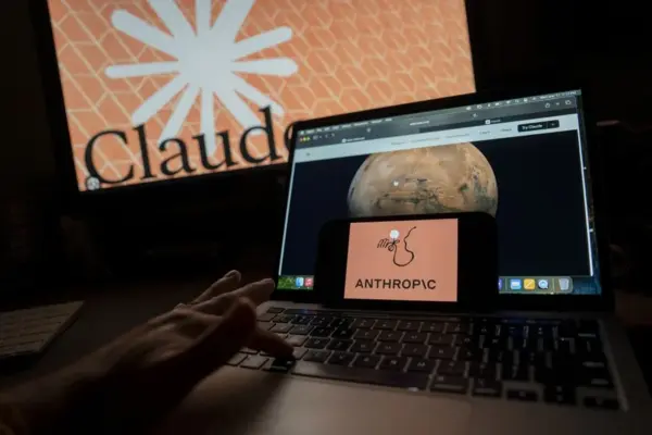 Fotografía de archivo que muestra la pantalla de un ordenador con el logotipo de la inteligencia artificial (IA) Anthropic. EFE/ Ángel Colmenares