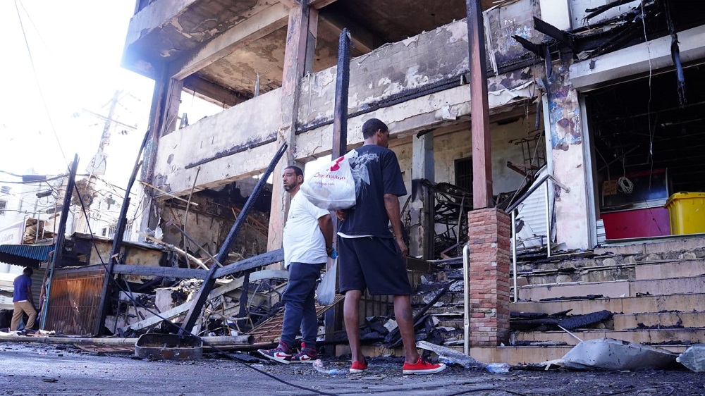 Incendio consume parte de edificio frente a la UASD y deja a decenas sin hogar