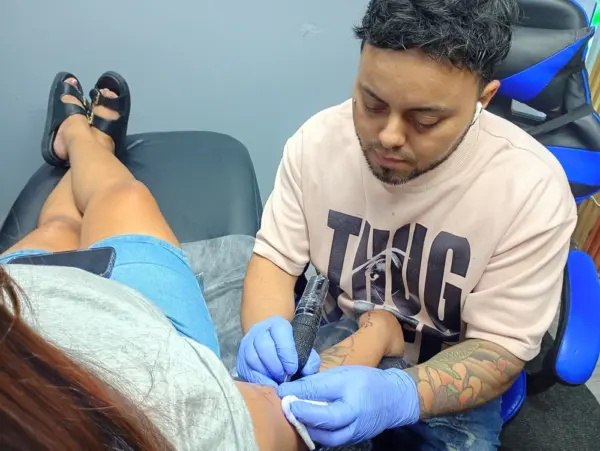 Personas tatuandose