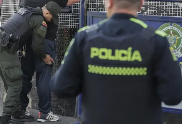 Un menor realiza disparos intimidatorios en una escuela de Medellín y luego se autolesiona