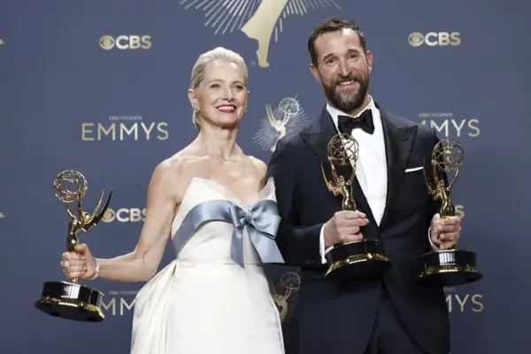 Fotografía de archivo de los actores Katherine LaNasa (i) y Noah Wyle (d), tras sus victorias en los premios Emmy de 2025 por sus papeles en 'The Pitt'. EFE/Caroline Brehman
