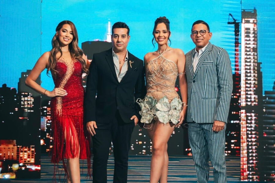 Presentadores durante el desfile.