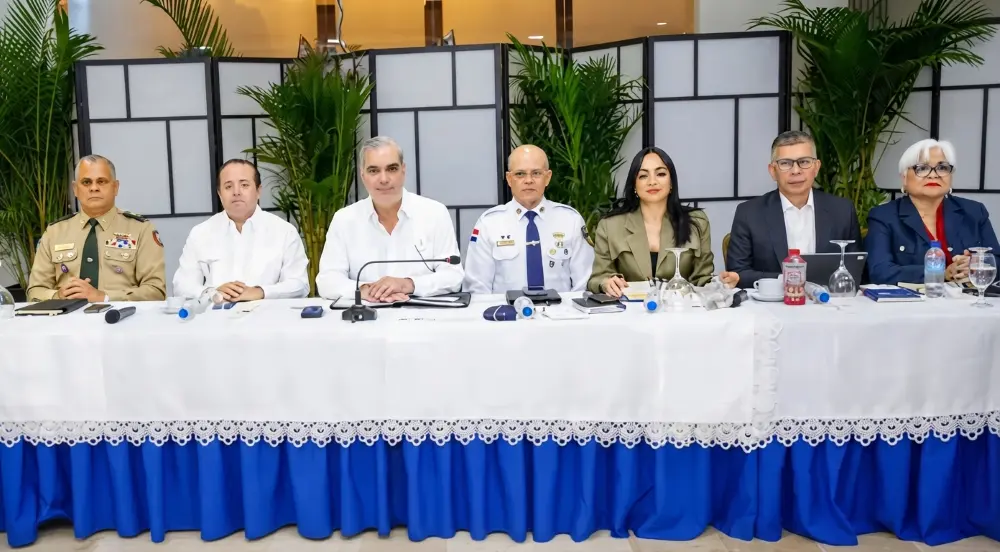 Presidnete Luis Abinader junto a otras autoridades, en un actividad en la que habalron sobre seguridad ciudadana. Archivo.