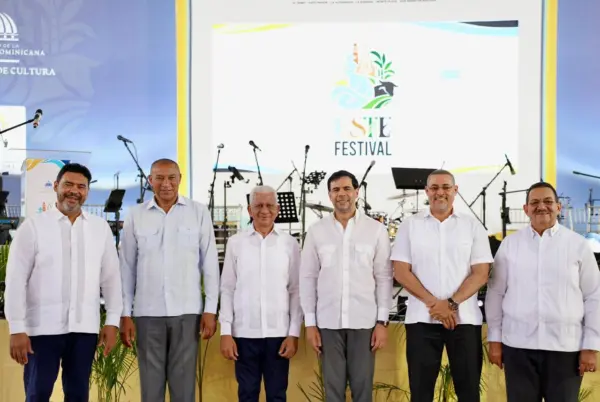 Representantes del Gobierno durante el acto cultural.