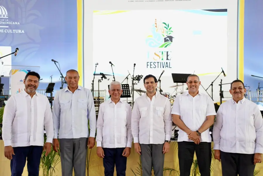 Representantes del Gobierno durante el acto cultural.