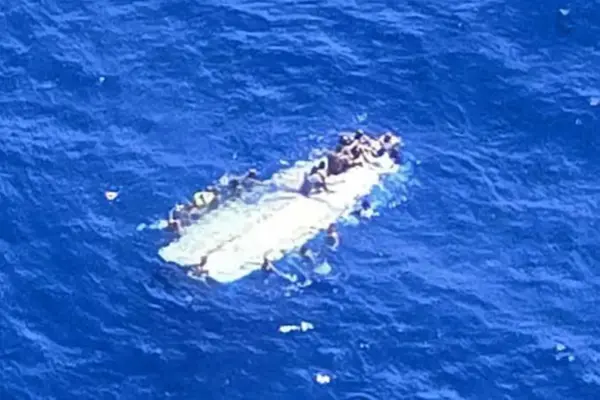 Rescatan a 40 personas tras naufragio al oeste de Puerto Rico