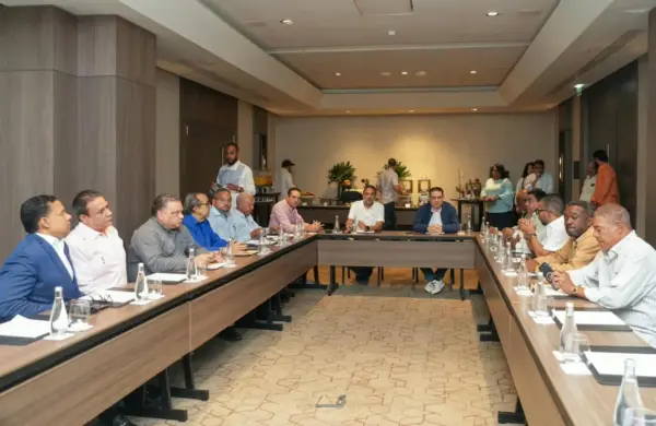 Reunión con el ministro de Industria y comercio Sanz Lovatón y dirigentes choferiles