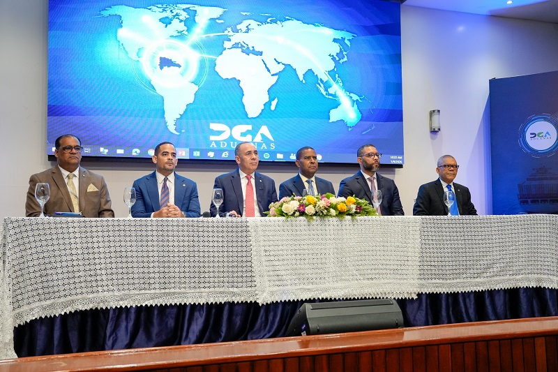 El director general de Aduanas, Nelson Arroyo junto a funcionarios de la entidad hablando sobre el comercio fronterizo. 