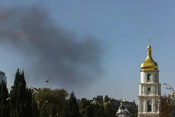 Se eleva humo sobre el horizonte de la ciudad, detrás de la Catedral de Santa Sofía, tras un ataque con drones en Kiev.