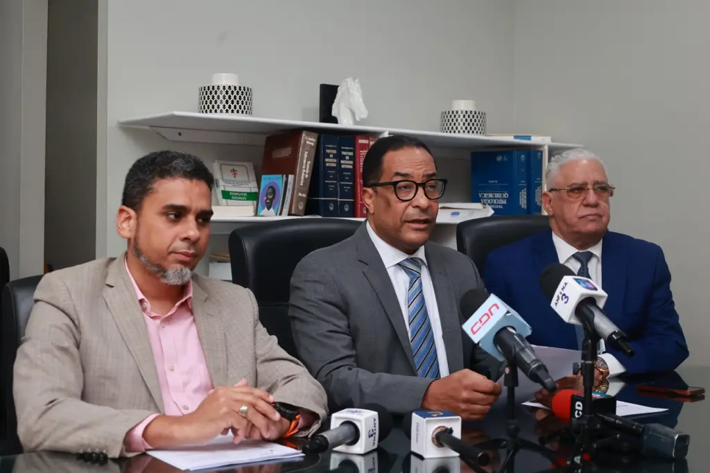 Secretario general de Andeclip, Rafael Estévez; presidente Carlos Alcántara y Severo Mercedes, primer vicepresidente, son parte de la nueva directiva. Elieser Tapia.