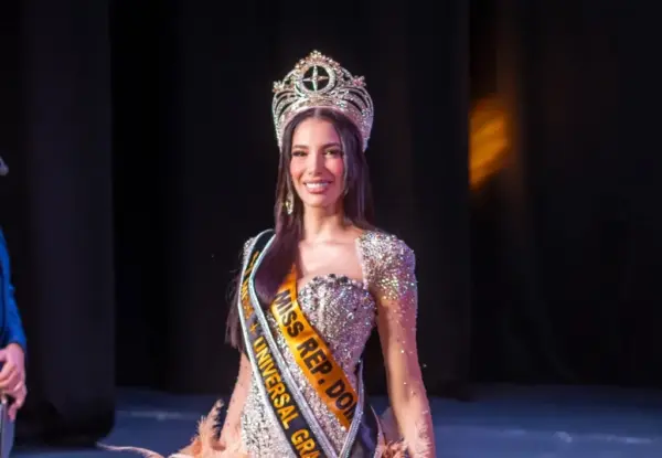 Suny Gálvez se coronó como la nueva reina del Miss Universal Grand 2026 en Santo Domingo.