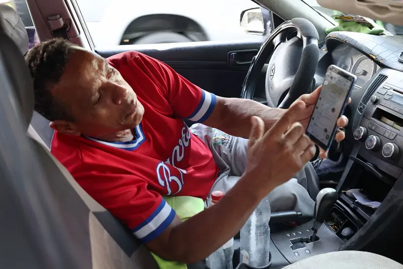 Taxista del gran Santo Domingo esperando solicitud de servicio 
