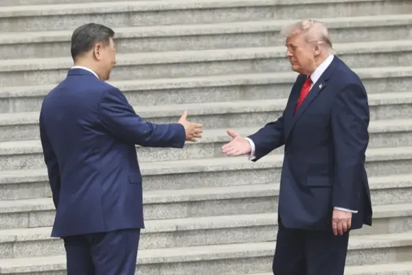 Fotografía de archivo de un encuentro entre los presidentes de Estados Unidos, Donald Trump (d), y de China, Xi Jinping (i). EFE/Maxim Shemetov/Pool