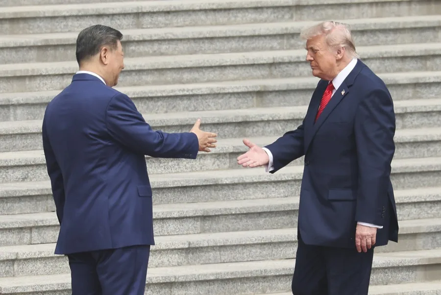 Fotografía de archivo de un encuentro entre los presidentes de Estados Unidos, Donald Trump (d), y de China, Xi Jinping (i). EFE/Maxim Shemetov/Pool