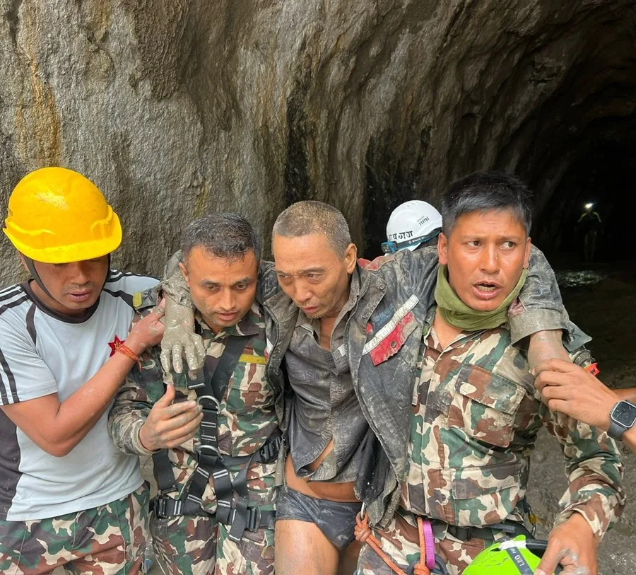 Un grupo de militares de Nepal rescatan a un trabajador chino de un túnel de Upper Trishuli-1, en Rasuwa, Nepal.