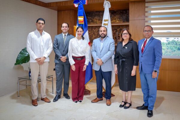 El nuevo presidente de la Junta de Aviación Civil (JAC), Julio Peña Guzmán, recibió a representantes legales de la aerolínea ITA Airways.
