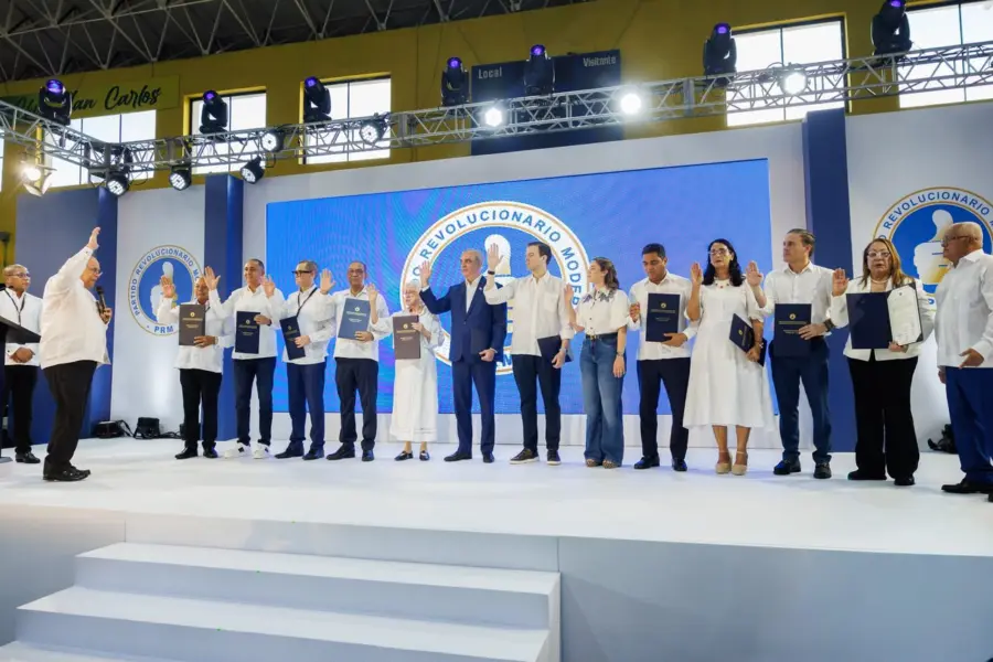 Las nuevas autoridades del PRM al ser juramentadas este domingo.