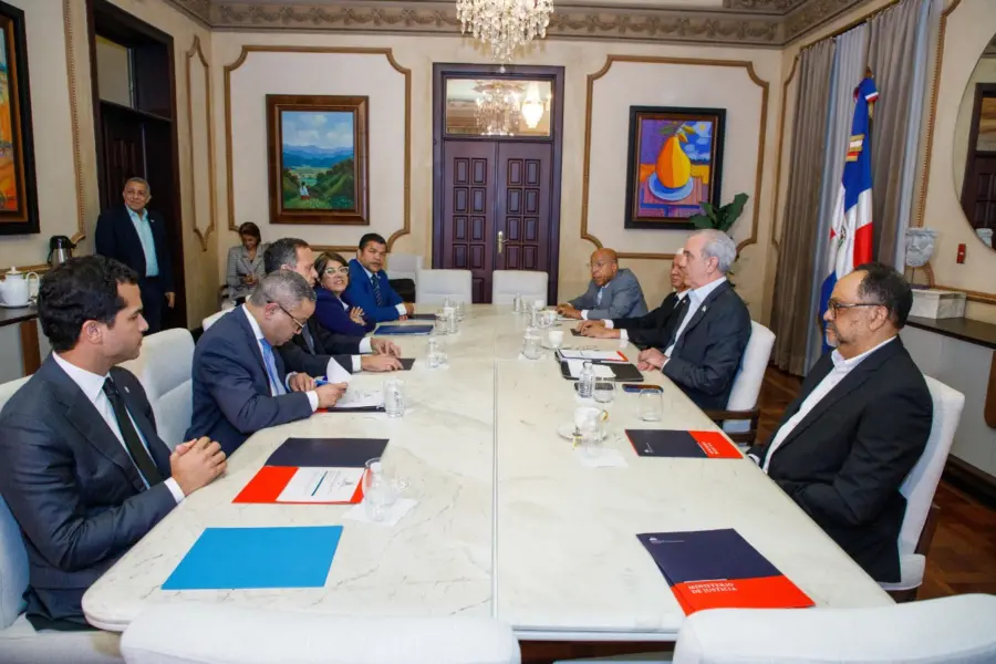 El presidente Luis Abinader y demás miembros del Consejo de la Magistratura durante reunión de ayer en Palacio Nacional.