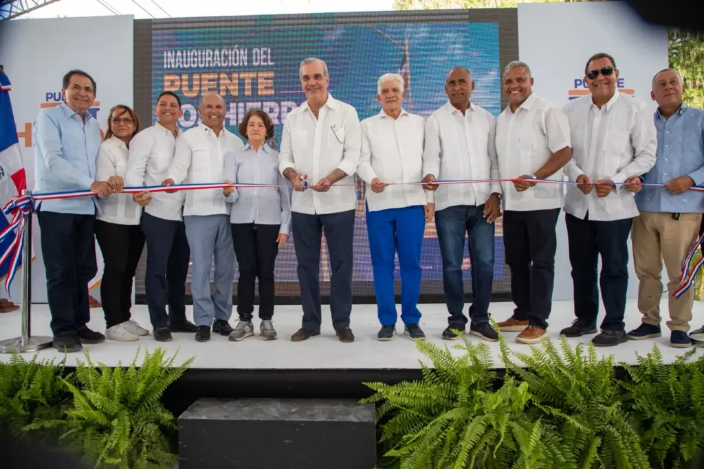 Abinader inaugura el puente Los Hierros en Baní y anuncia avances en la presa de La Gina
