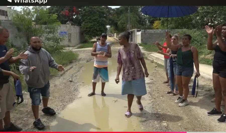 sector La Ureña, SDE, protestan y exigen construcción de sus calles