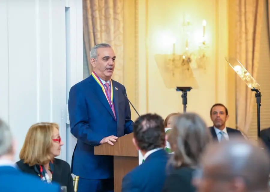 El presidente Luis Abinader recibe en Nueva York la Insignia de Oro de Americas Society